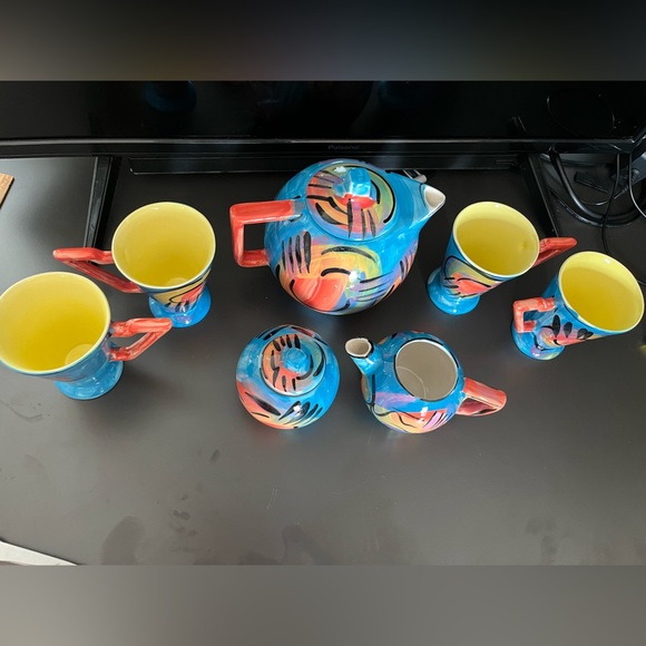 Designer T-shirt includes 4 cups teapot sugar bowl and milk jug - Picture 3 of 3